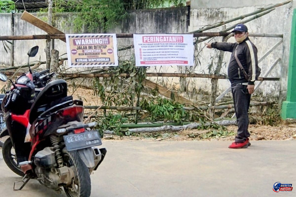 Gerbang SMA Negeri 1 Labuhan Ratu Ditutup Warga, Kecewa Anak Tak Diterima Lewat Jalur Domisili