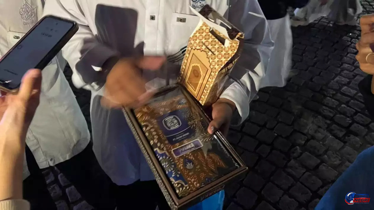 100 Ribu Peserta Zikir dan Doa Kebangsaan di Monas Terima Souvenir Sebelum Pulang