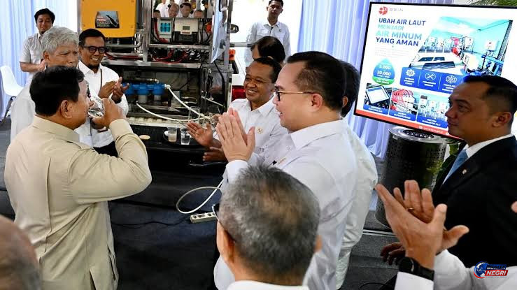 Prabowo Cicipi Air Olahan dan Injak Genteng Biomassa dalam Pameran Inovasi BRIN di Istana