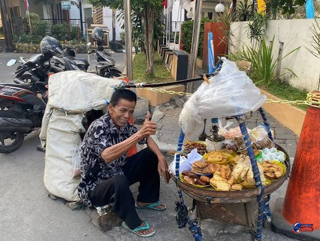 Kisah Mbah Senen, Setengah Abad Memikul Angkringan demi Sesuap Nasi di Usia Senja