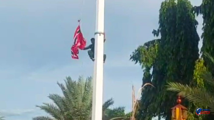 Prajurit TNI Turunkan Bendera Bulan Bintang di Masjid Raya Baiturrahman Setelah Kericuhan