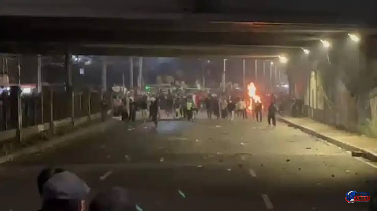 Demo DPR Memanas hingga Petamburan, Aparat Berupaya Pukul Mundur Massa yang Bertahan