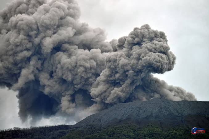 Di Tengah Abu Vulkanik, Warga Hanya Bisa Berharap Angin Membawa Abu Menjauh dari Permukiman