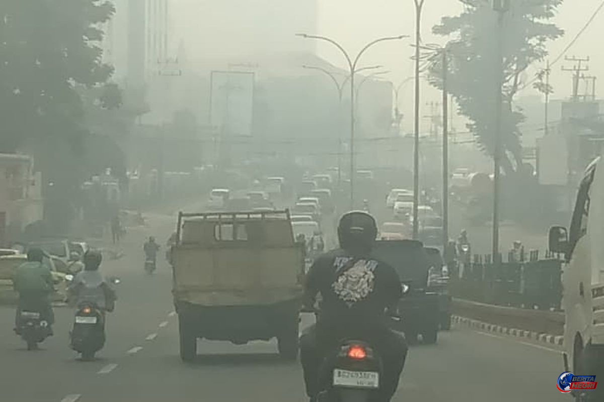 Kabut Asap Kian Pekat Selimuti Palembang, Kualitas Udara Sangat Tidak Sehat dan Warga Keluhkan Gangguan Pernapasan