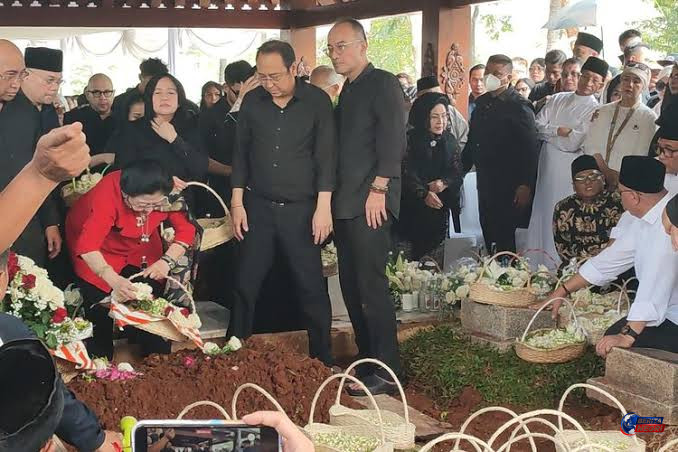 Megawati Tabur Bunga di Makam Guruh, Perpisahan Haru Sang Kakak untuk Adiknya