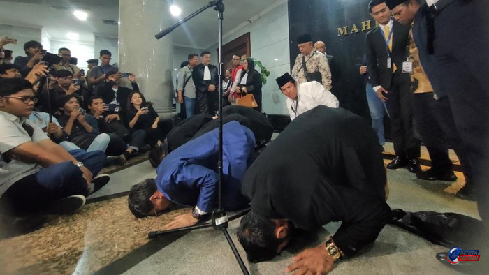 Andi Azwan Sujud Syukur usai MK Tak Terima Gugatan Ijazah Gibran