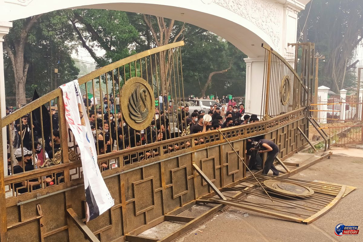 Demo soal Kabut Asap, Massa Desak Al Haris Jelaskan Anggaran Karhutla Rp30 Miliar