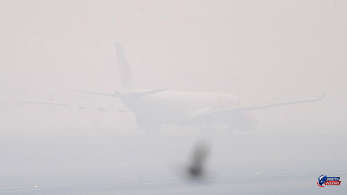 Kabut Asap Karhutla Ganggu Penerbangan di Bandara Palembang, Jarak Pandang Hanya 500 Meter